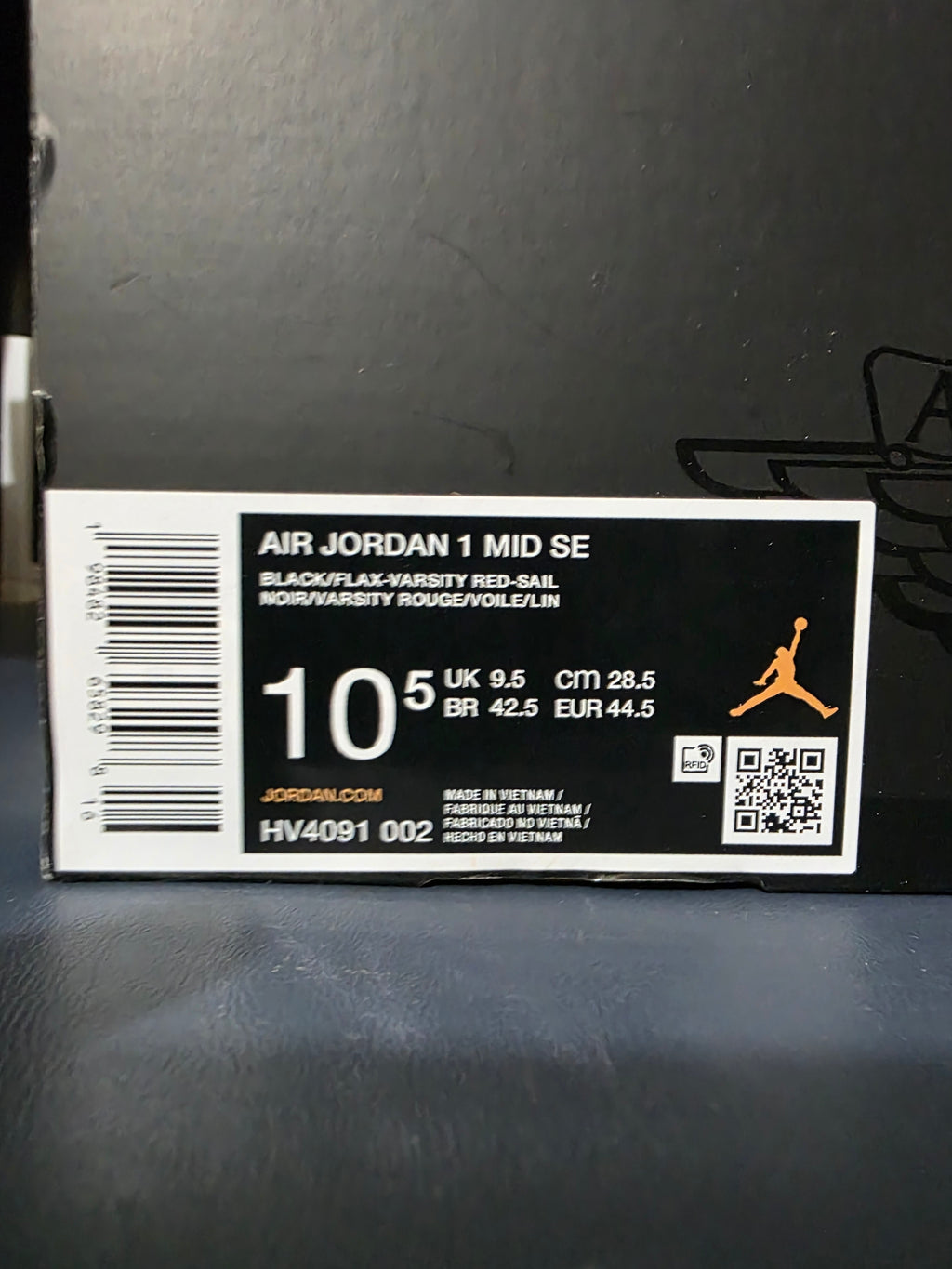 Jordan 1 Mid SE, black/flax, size 10.5m,  new.