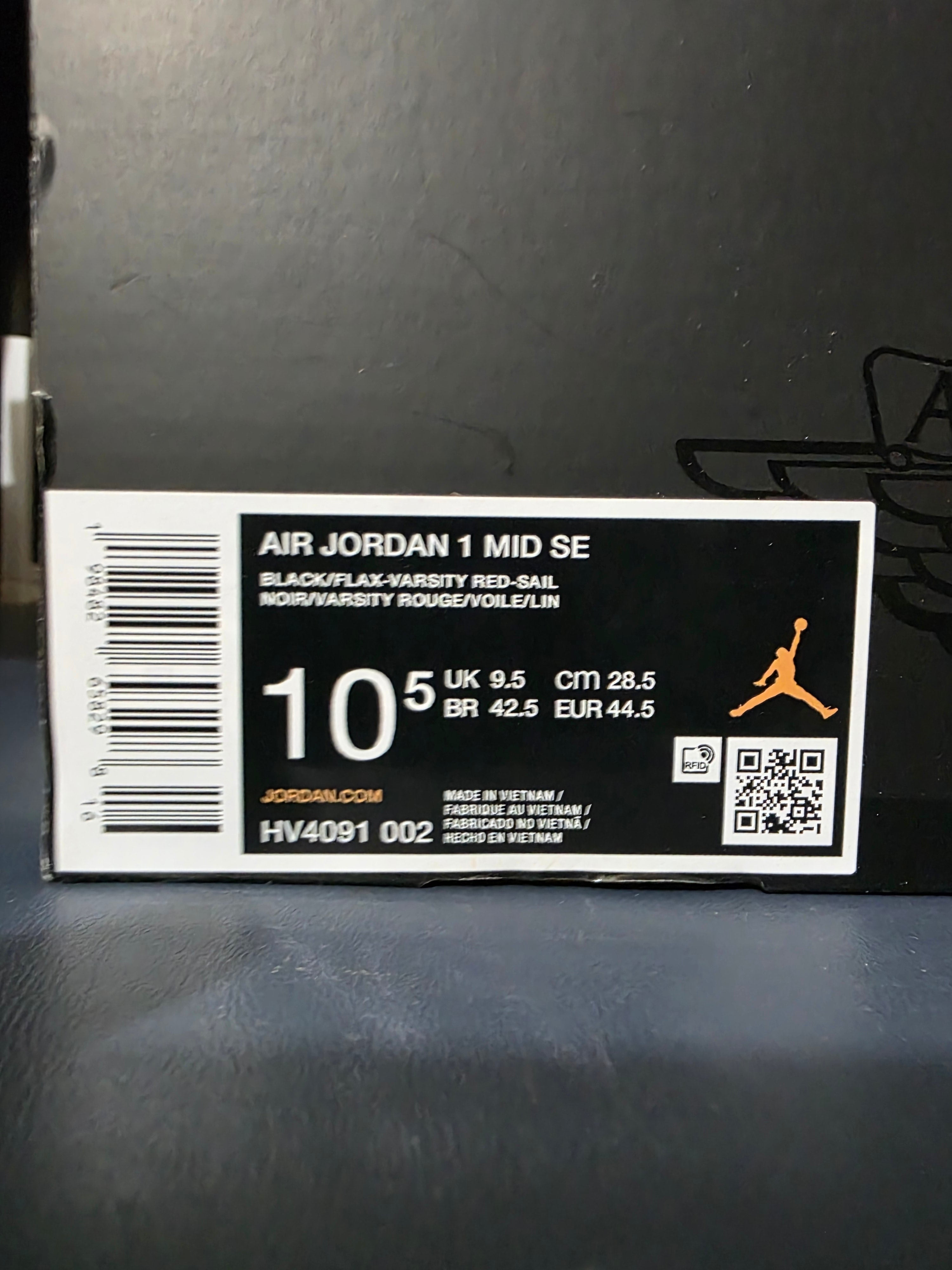 Jordan 1 Mid SE, black/flax, size 10.5m,  new.
