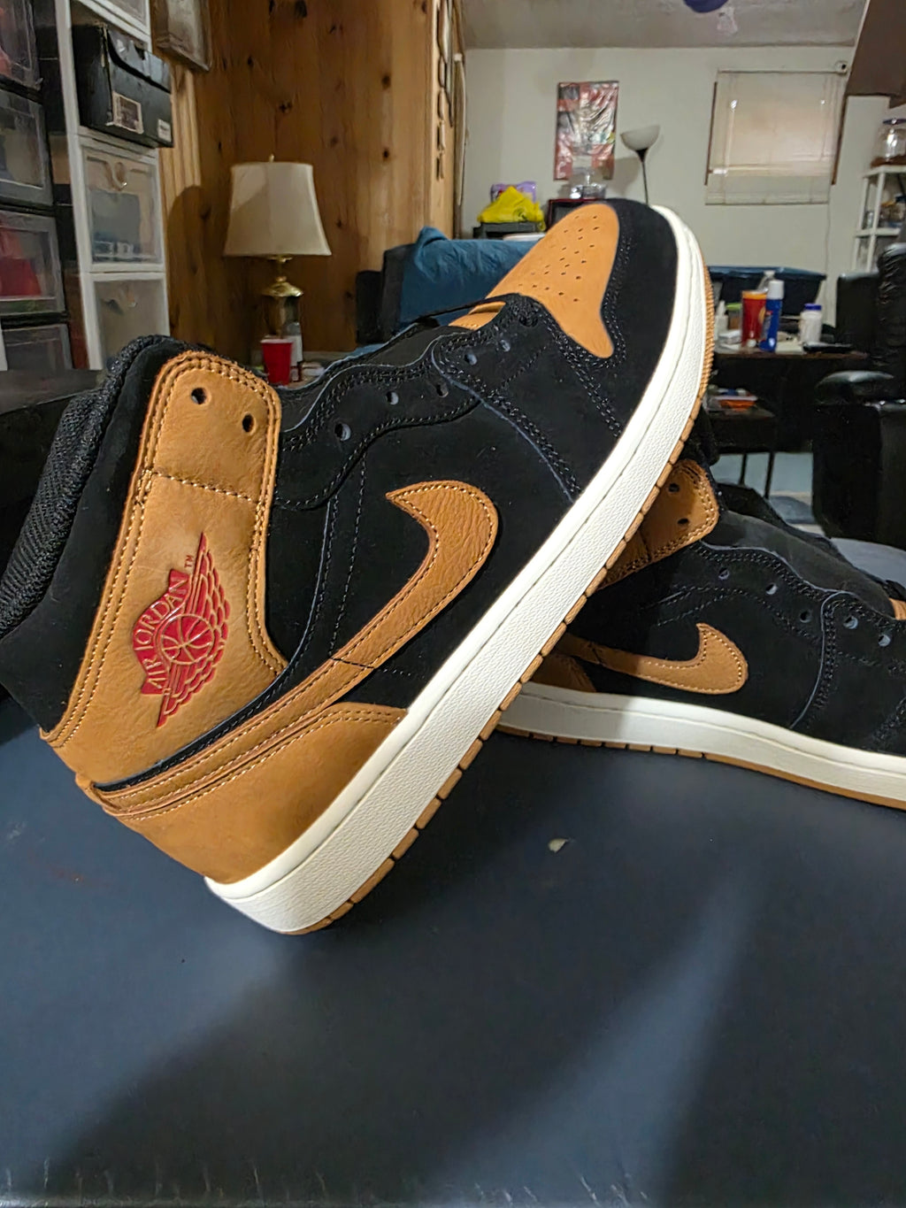 Jordan 1 Mid SE, black/flax, size 10.5m,  new.