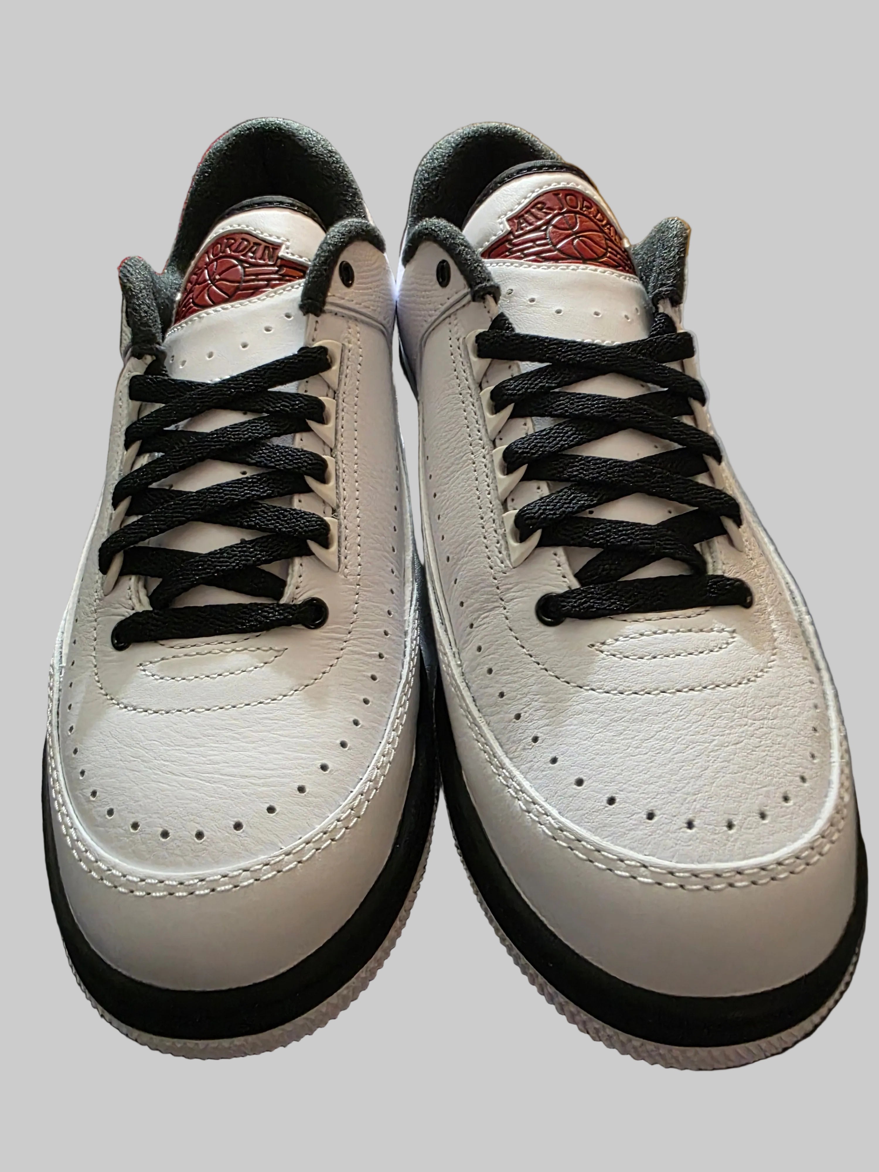 Jordan 2/3 mens low top sneakers in white and blue.