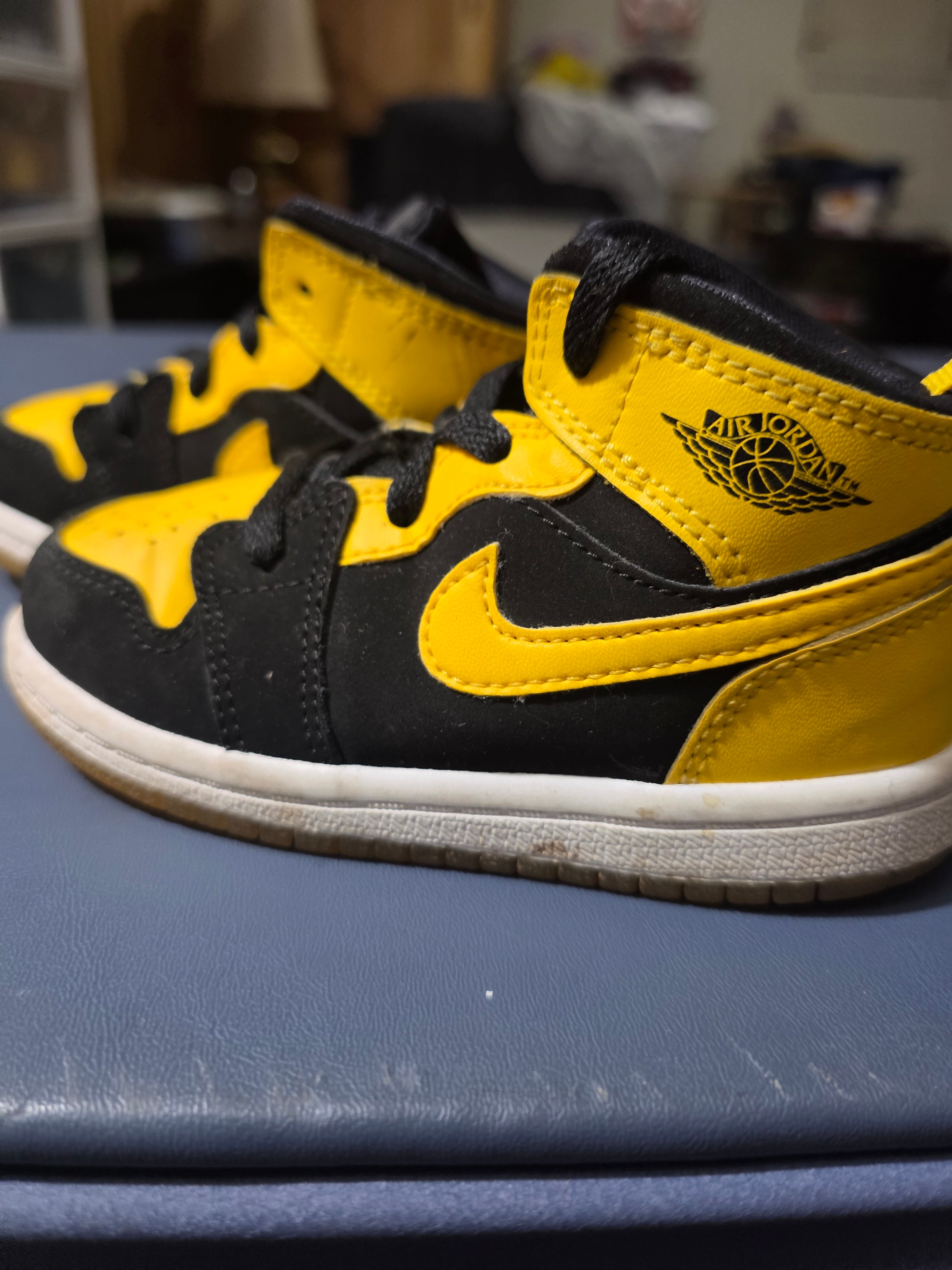 Jordan 1 Mid "New Love", size 7c.