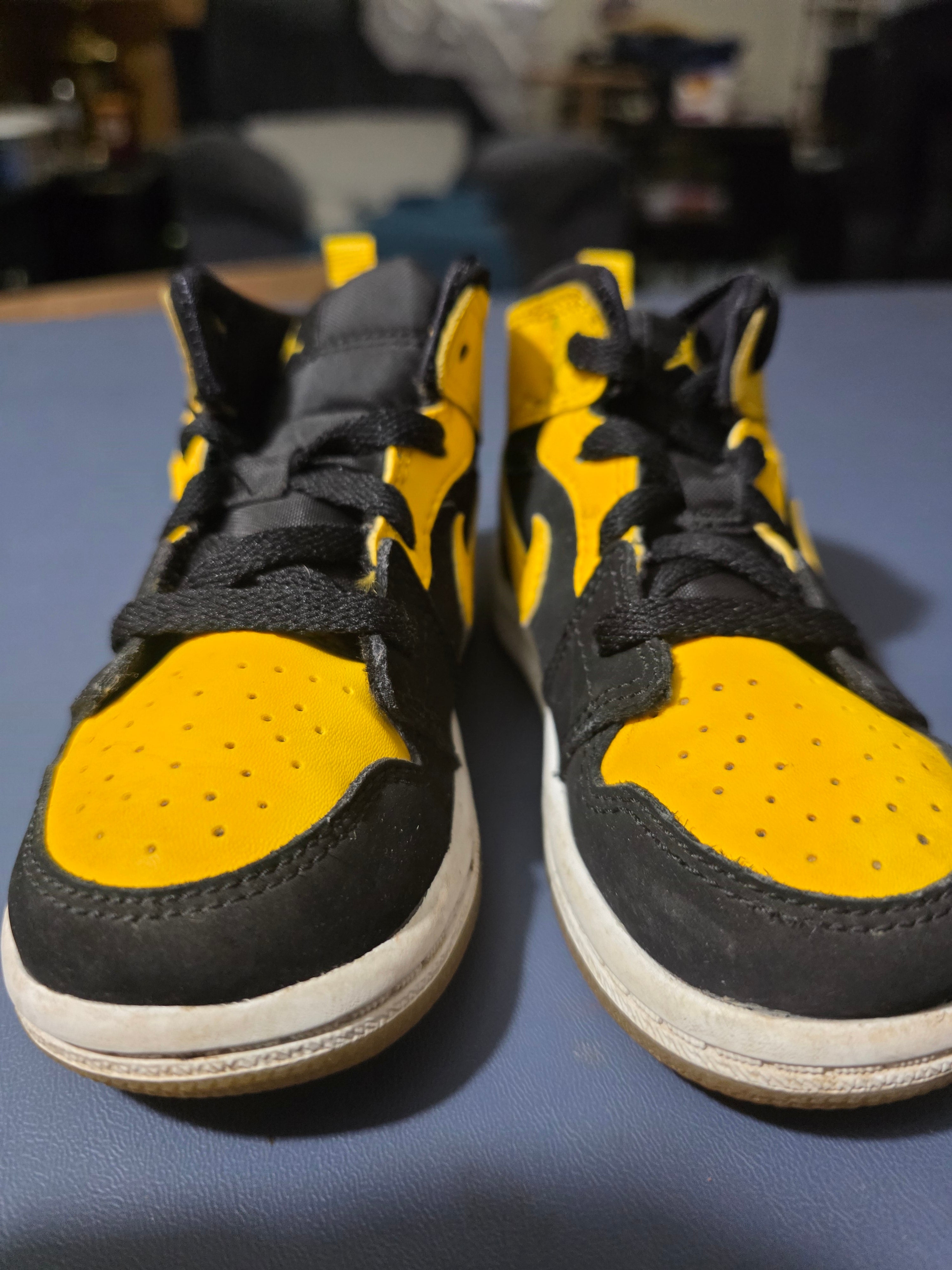 Jordan 1 Mid "New Love", size 7c.