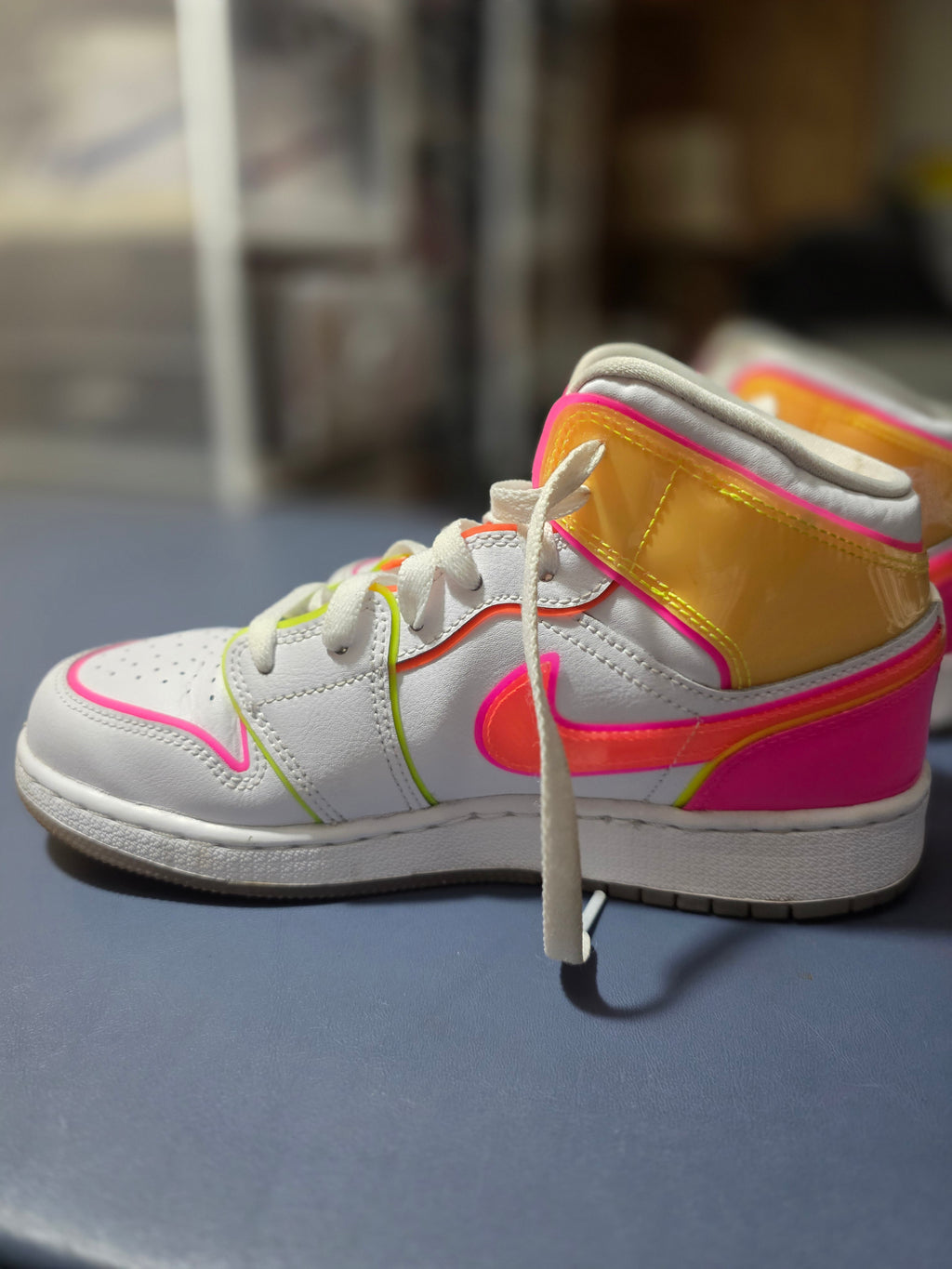 Jordan 1 Mid Edge Glow, size 5.5y/ 7w.