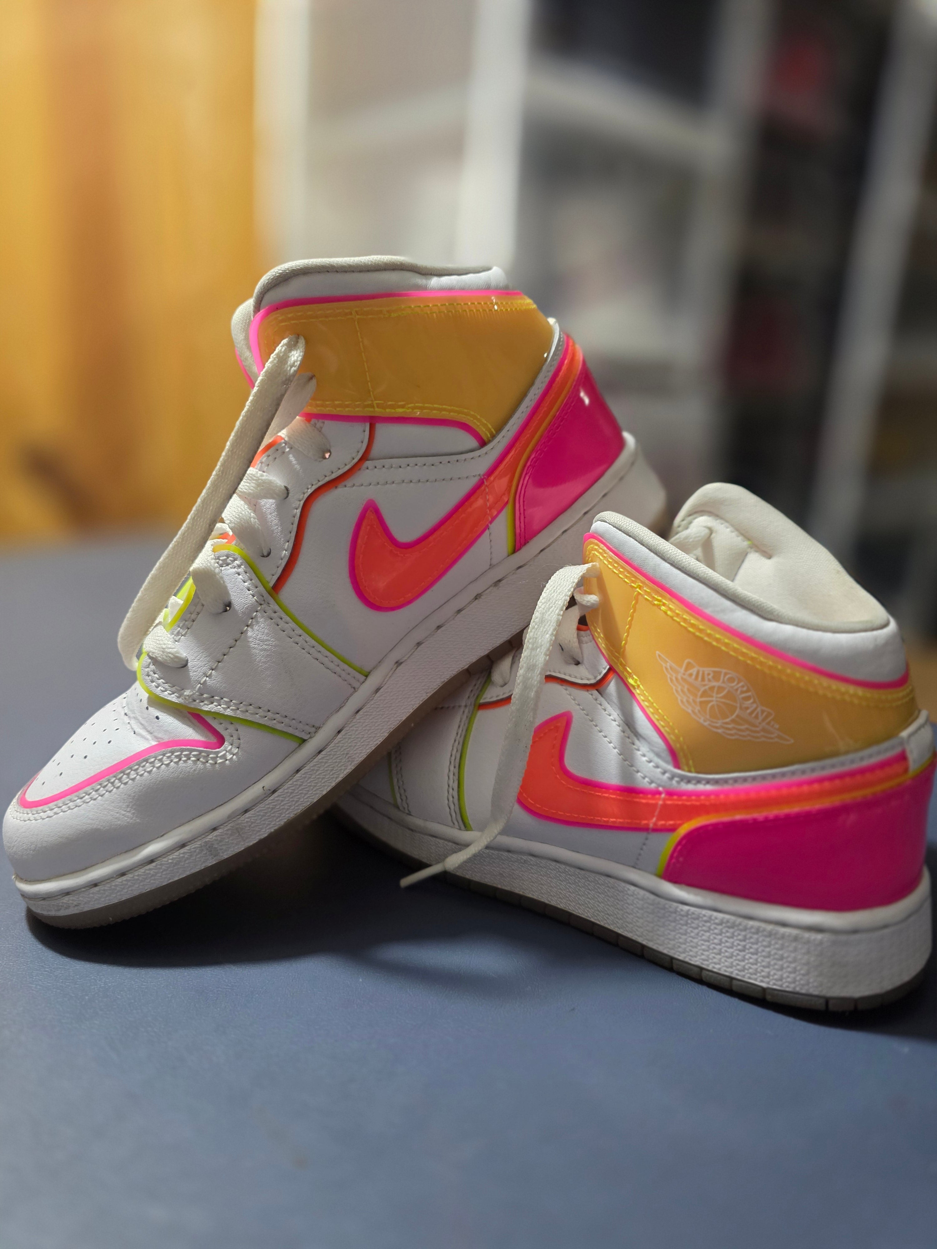 Jordan 1 Mid Edge Glow, size 5.5y/ 7w.