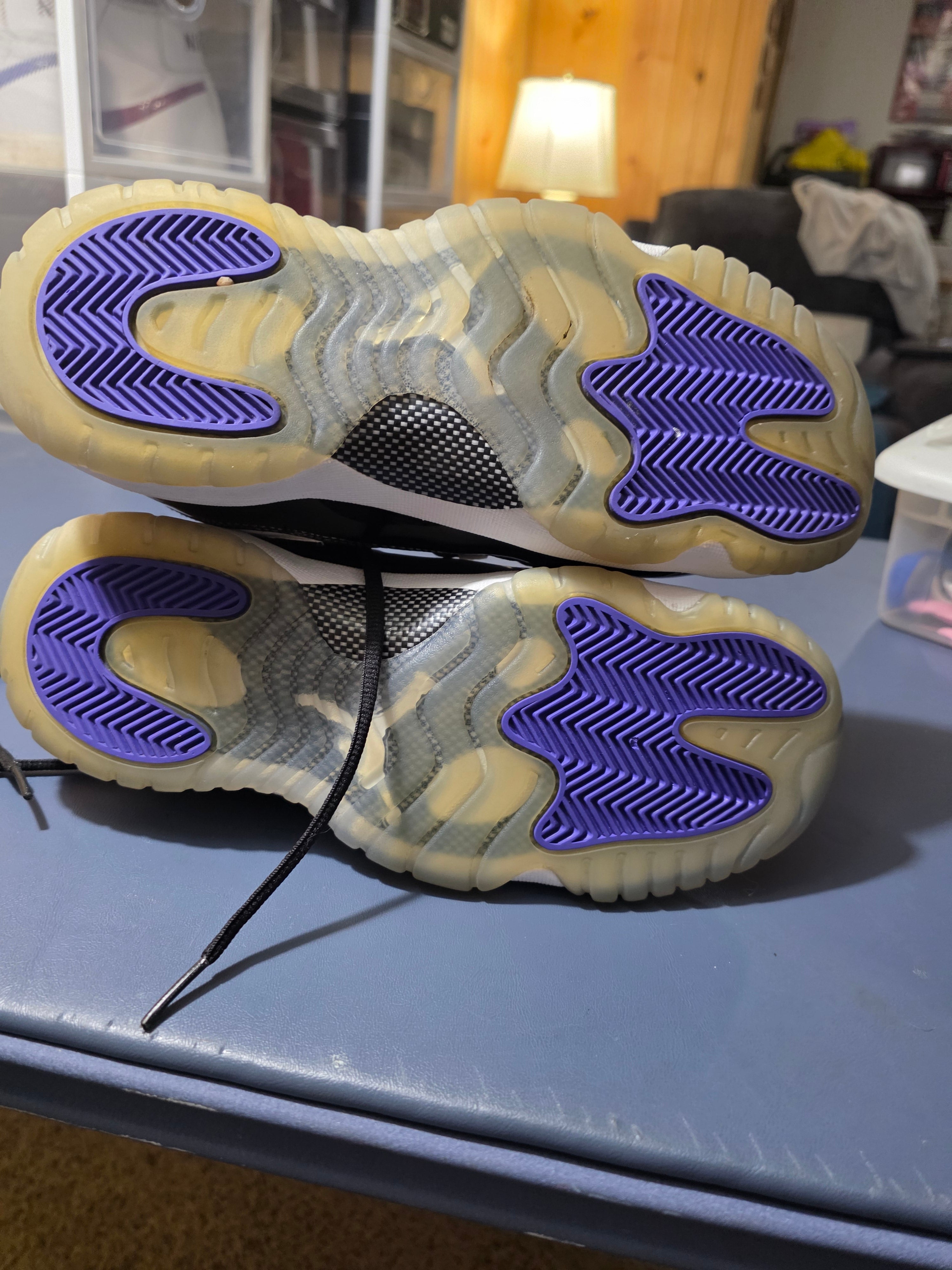 Jordan 11 Concord, size 7y/8.5w.